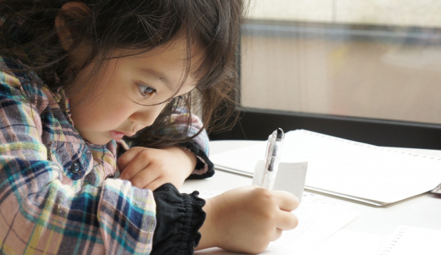 英語の聞き流し学習に最適なのは子どものうちから？