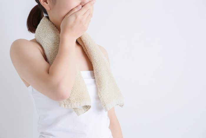 顔を抑える女性