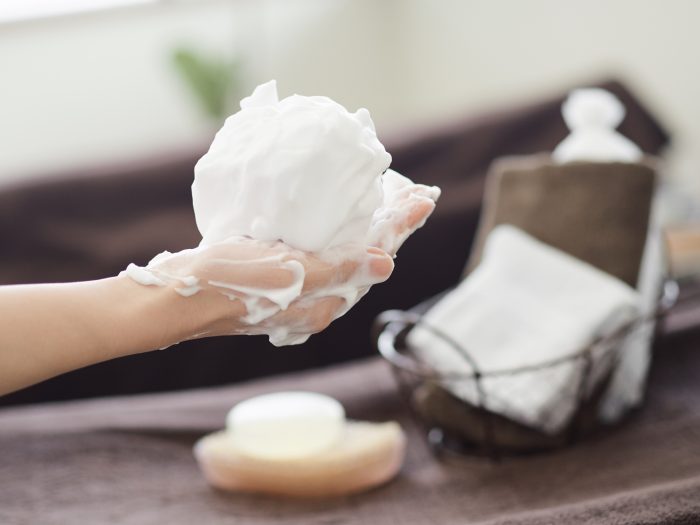 泡を持っている腕の画像