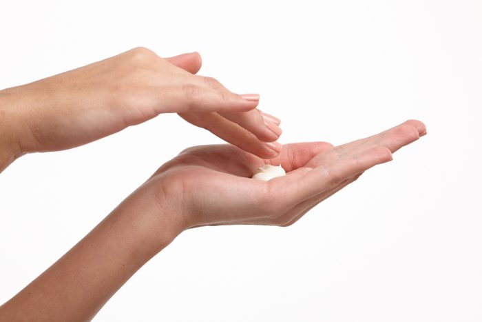 クリームを塗っている画像