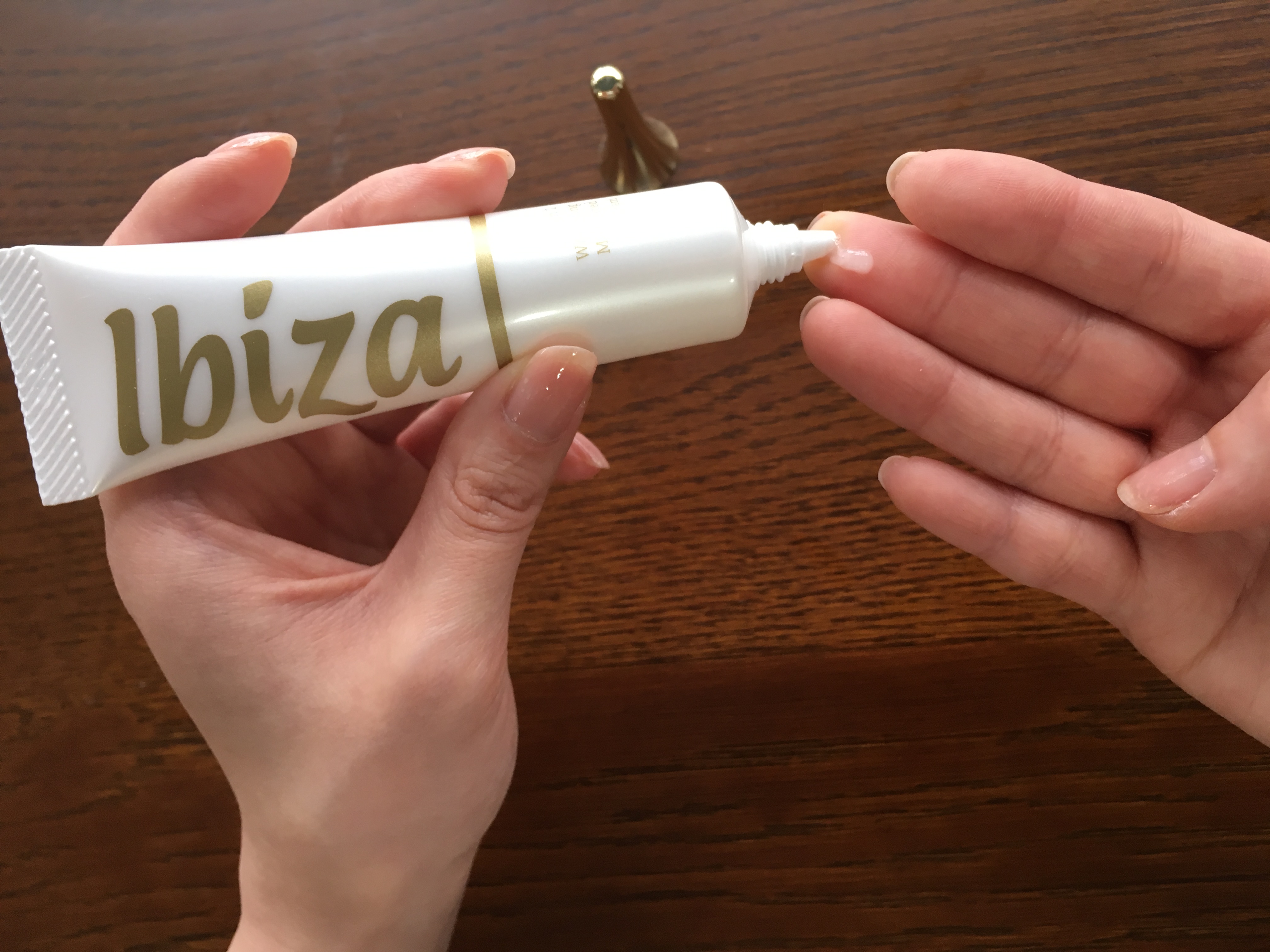 カーテンを開ける女性