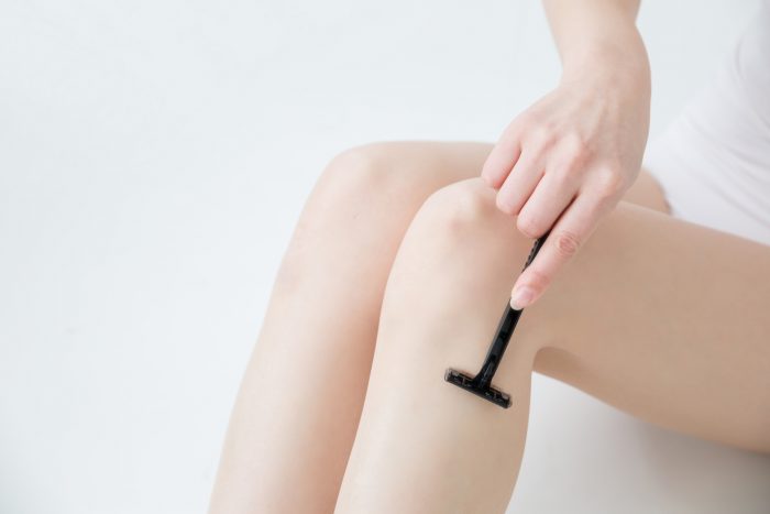 ムダ毛処理をしている女性の画像