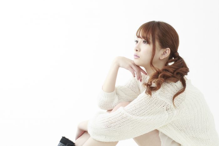 考える女性の画像