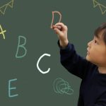 子供に英語をいつから学ばせる？早めに始めるメリットとは？