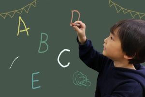 子供に英語をいつから学ばせる？早めに始めるメリットとは？